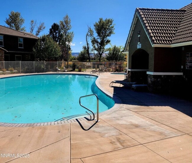 Building Photo - 2 bedroom 2 bathroom 1 car garage townhouse