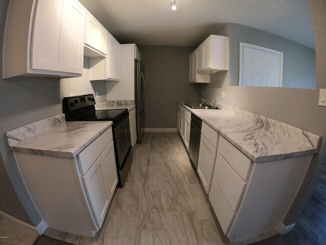 Building Photo - 2121 W Royal Palm Rd