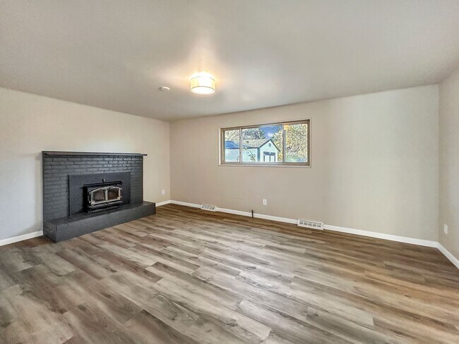 Building Photo - $0 DEPOSIT OPTION. 4 BED 3 BATH IN HAMPDEN HEIGHTS!