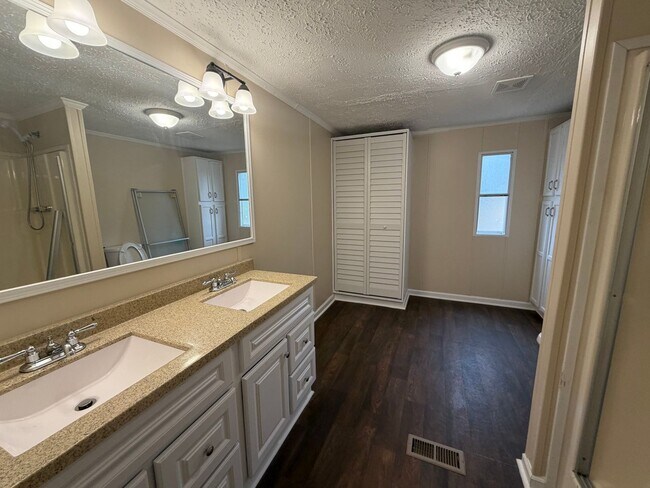 Building Photo - Home For Rent