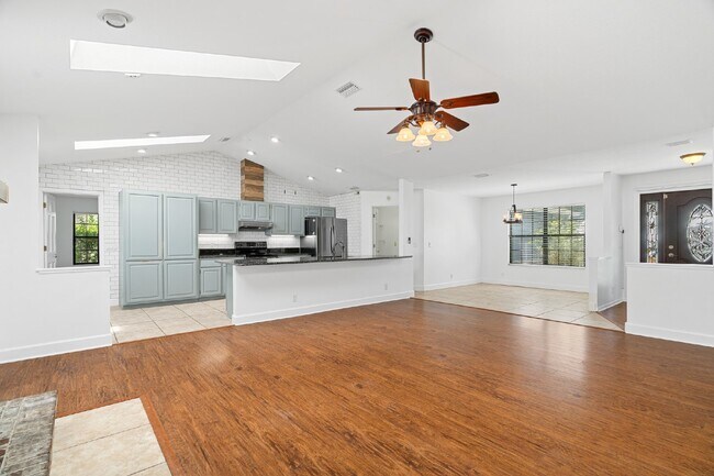 Building Photo - **Available February 2026***Welcome Home :: 3/2 with oversized fenced backyard in Indian Pines!