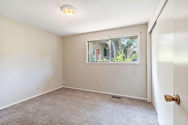 Building Photo - 735 Oak Knoll Dr