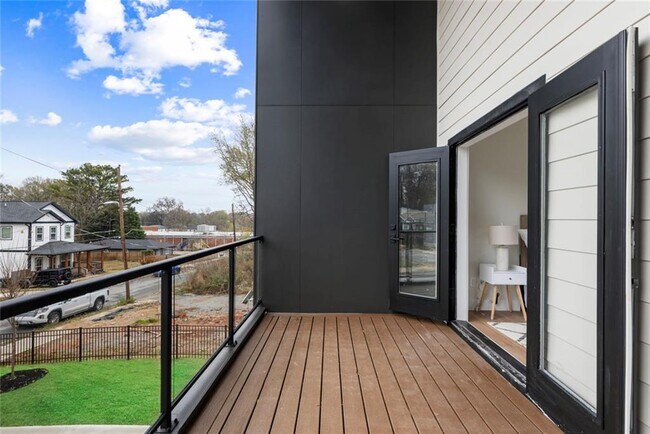 Building Photo - 582 Hope St SW