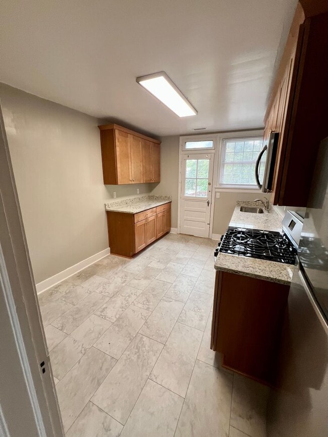 Building Photo - Huge 1 Bedroom Apartment, in the Near west End with an extra den space!