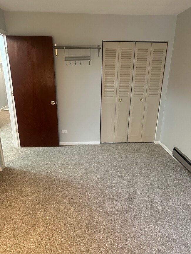 Building Photo - 2113 W Montrose Ave