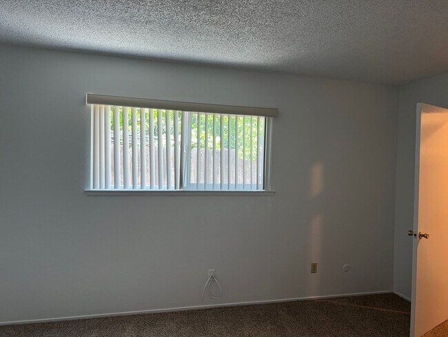 Building Photo - Available NOW! Cute Duplex in North Highla...