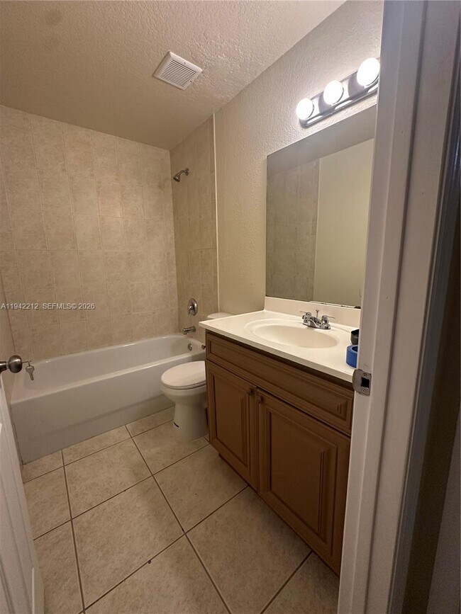 Building Photo - 1239 NE 127th St