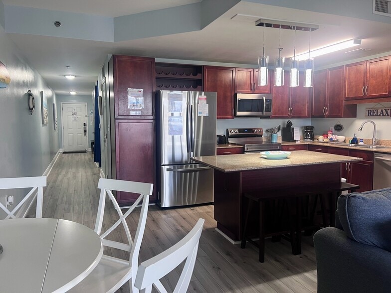 Building Photo - 9860 S Thomas Dr