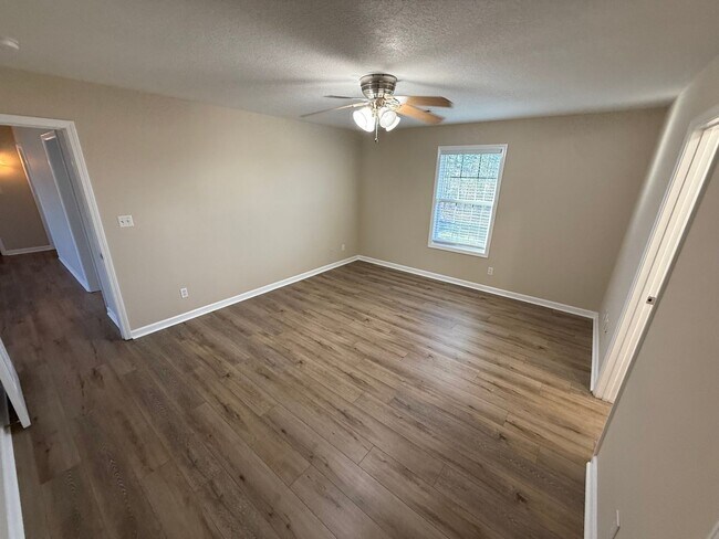 Building Photo - Great Home in Convenient Halls Location