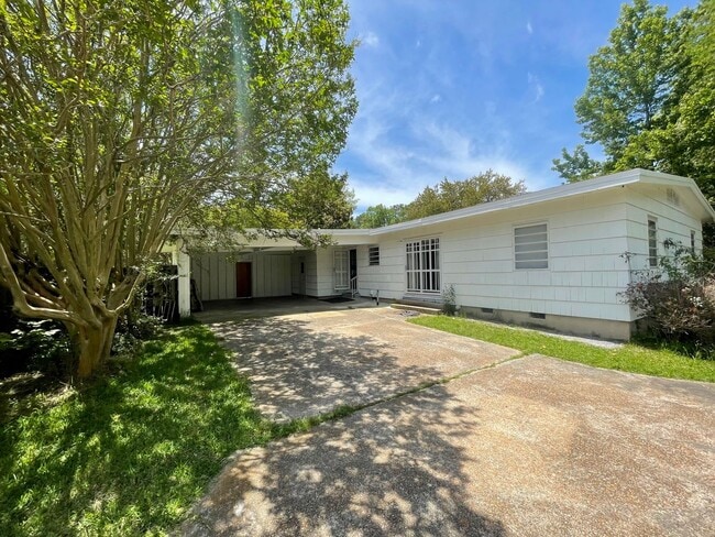 Building Photo - 3/2 House in Northeast Jackson!