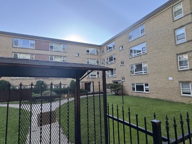 Building Photo - 6114 N Damen Ave