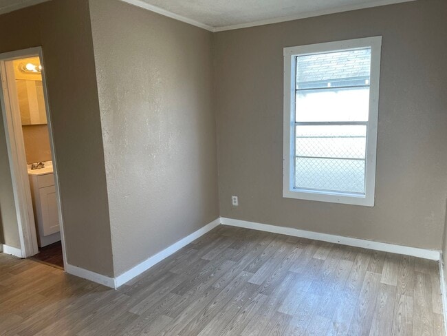 Building Photo - Move In ASAP!