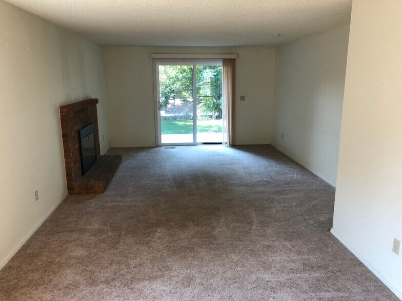 Building Photo - 583 Amanita St