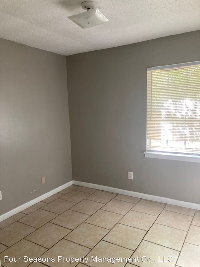 Building Photo - 3 br, 1.5 bath House - 2700 E. Angela Circle