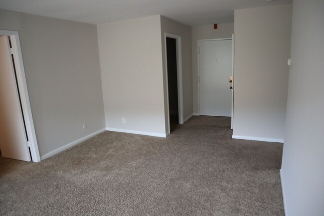 Building Photo - Spacious Ground Floor Condo in Silver Spring