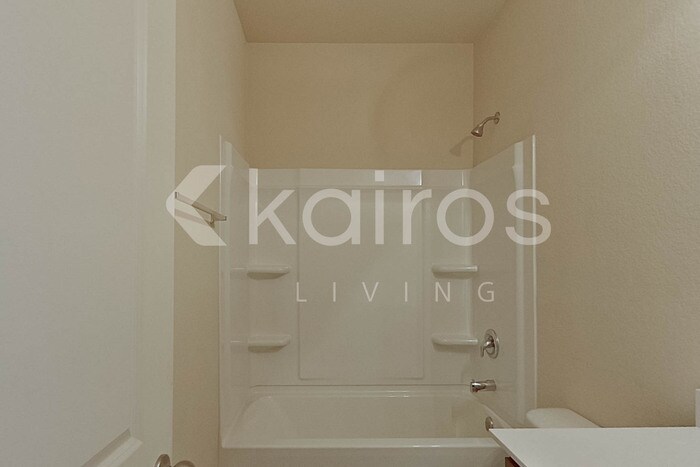 Building Photo - 10994 Lakeview Cir