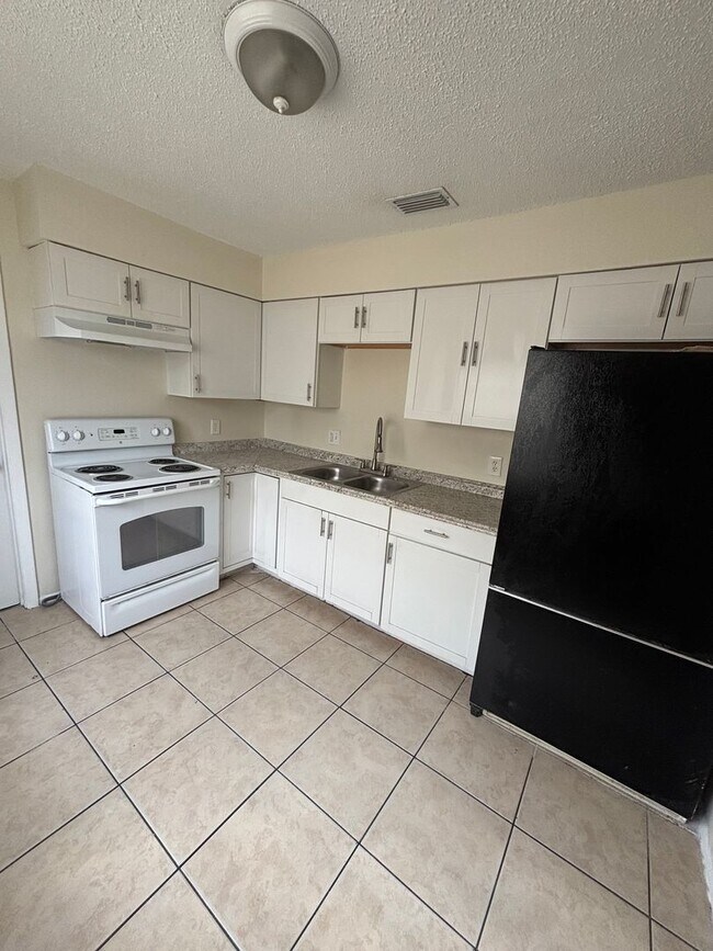 Building Photo - 3 bedroom 2 bath duplex