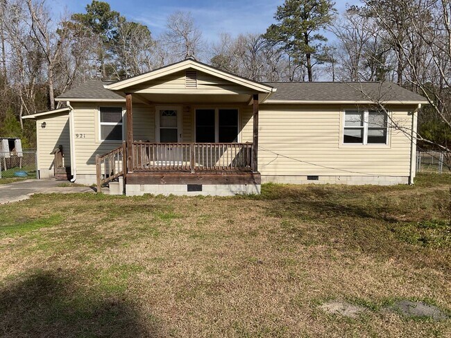 Building Photo - 2 Bedroom 1 Bath Located of Fire Tower Road