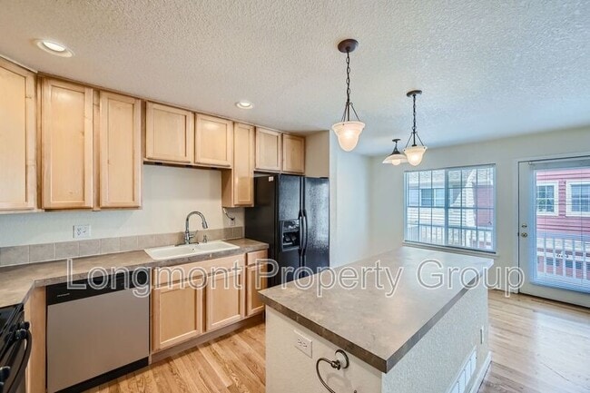 Building Photo - 679 Snowberry St