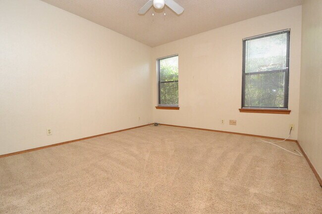 Building Photo - Large 3/2 in Great Hills w/ Treetop Views