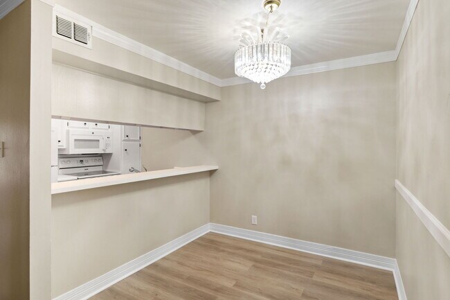Building Photo - 8702 Village Dr
