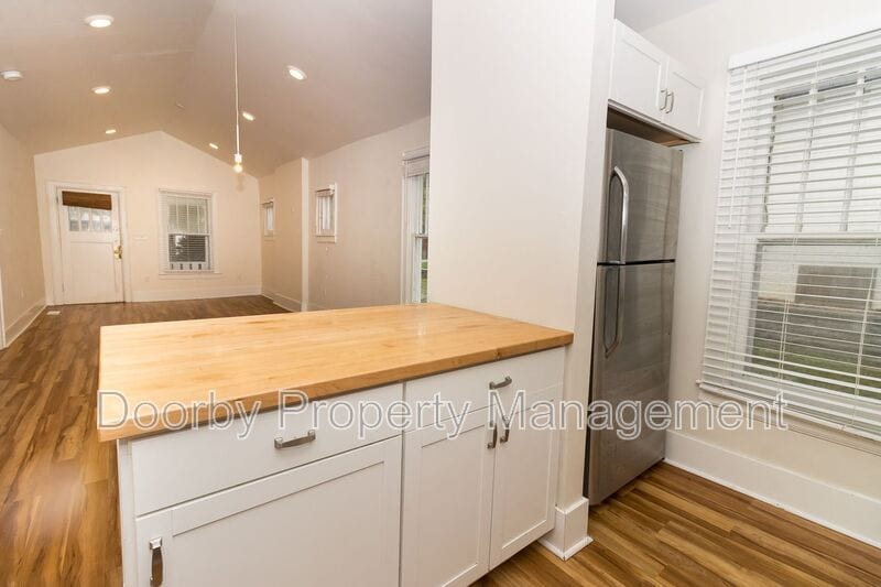 Building Photo - 209 W Peak St