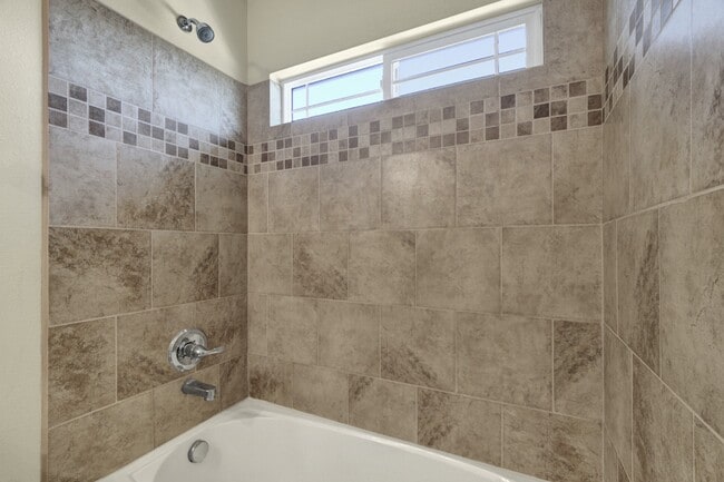 Building Photo - Updated end-unit townhouse for rent!
