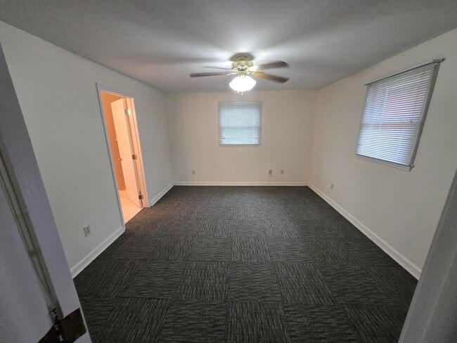 Building Photo - **Charming 3-Bed, 2-Bath Duplex Apartment with Spacious Garage and Large Back Porch**