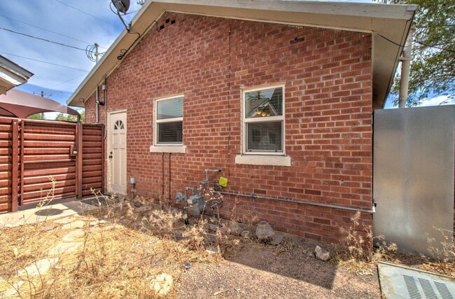 Building Photo - 1010 E Coronado Rd