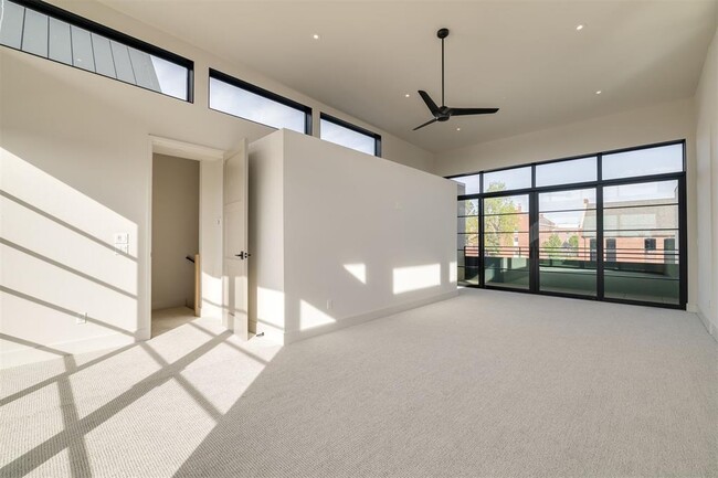 Building Photo - 1303 N Dewey Ave