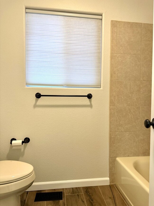 Building Photo - Beautifully Adorable Townhome!