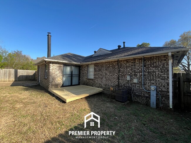 Building Photo - Charming 3BR Home in 38118 | Hardwood Floors & Spacious Fenced Backyard