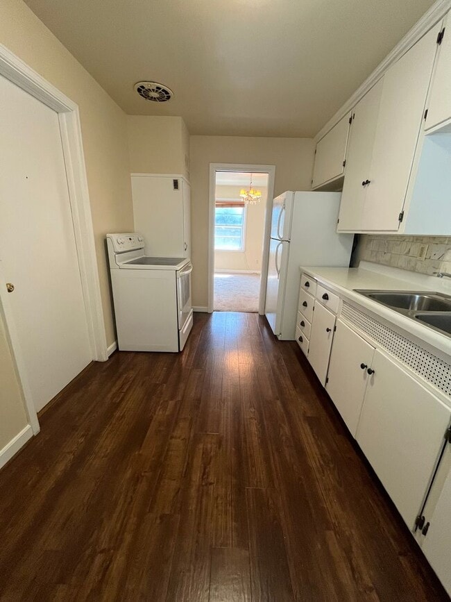 Building Photo - 429 1/2 E. 26th Street