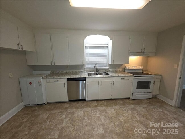 Building Photo - 4134 Sheridan Dr