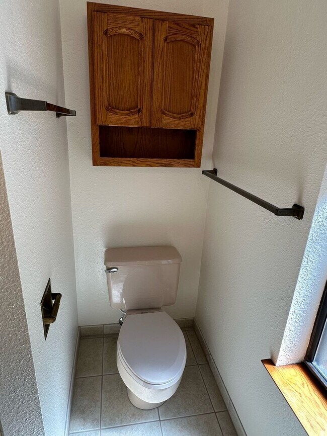 Building Photo - 475 E Mercedes Ave