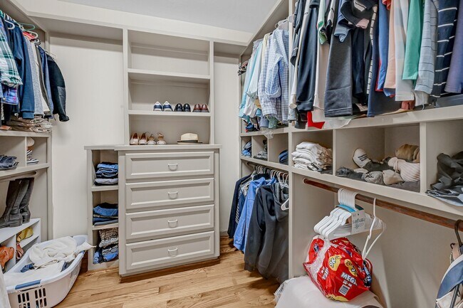 Building Photo - 2414 Dorrington St