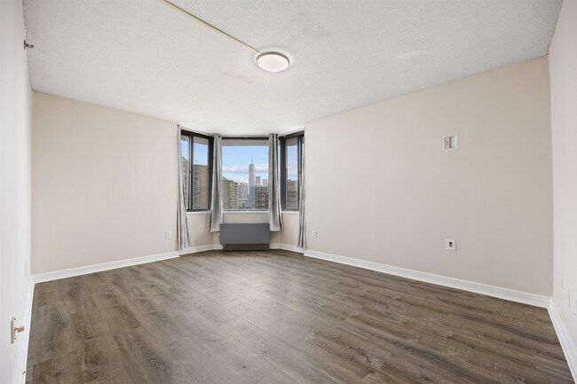 Building Photo - 45 River Dr S
