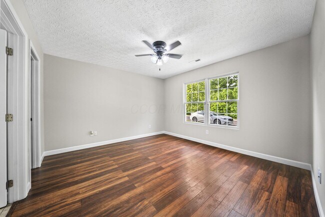 Building Photo - 157 Feathertip Ln