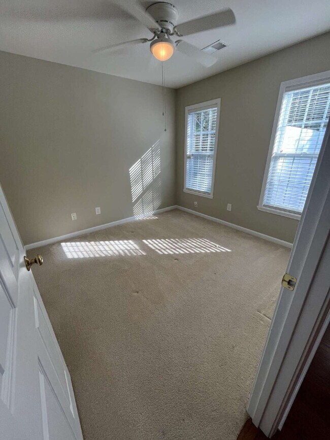 Building Photo - "Charming 3-Bed Townhouse with Granite Touches & Cozy Fireplace in Kernersville!"