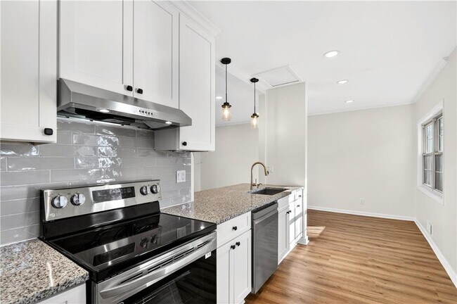 Building Photo - 2918 Highland Dr SE