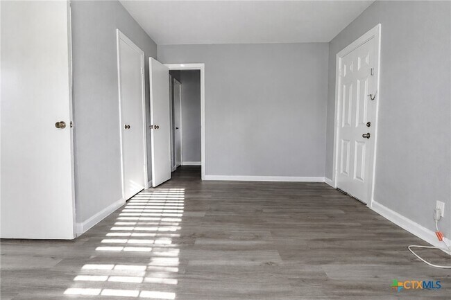Building Photo - 122 W Avenue A
