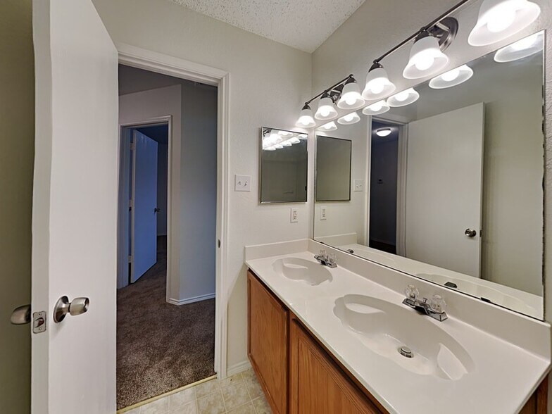 Building Photo - 4059 Hunters Creek Dr