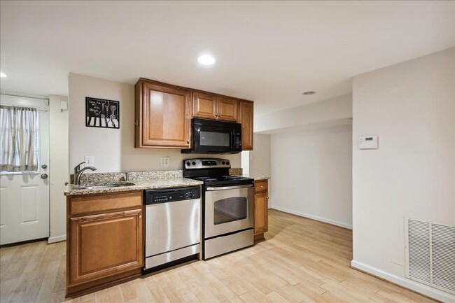 Building Photo - Pet Friendly Luxury DC TH - 3 bed +  3.5 B...