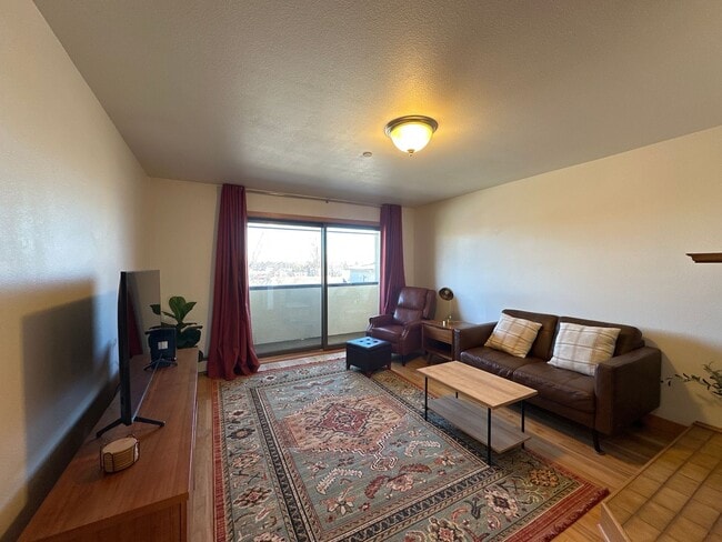 Building Photo - 1201 Denali St