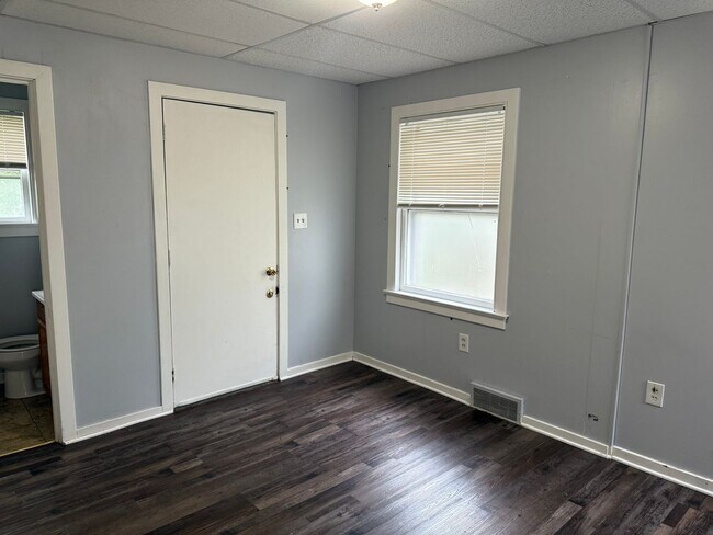 Building Photo - 226 E Maple St