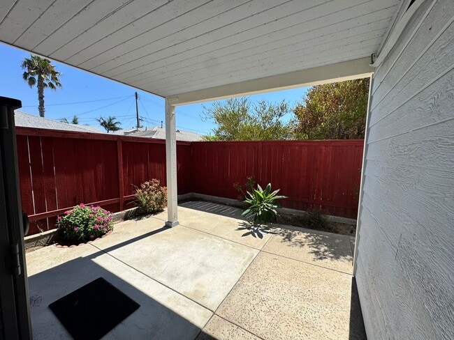 Building Photo - Eastside Costa Mesa Townhome with 2-Car Ga...