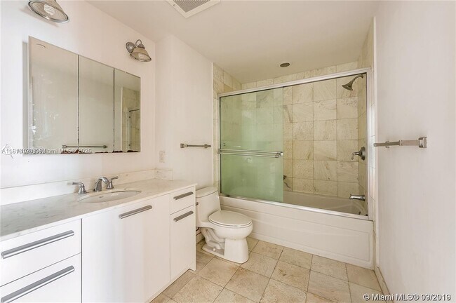 Building Photo - 1060 Brickell Ave