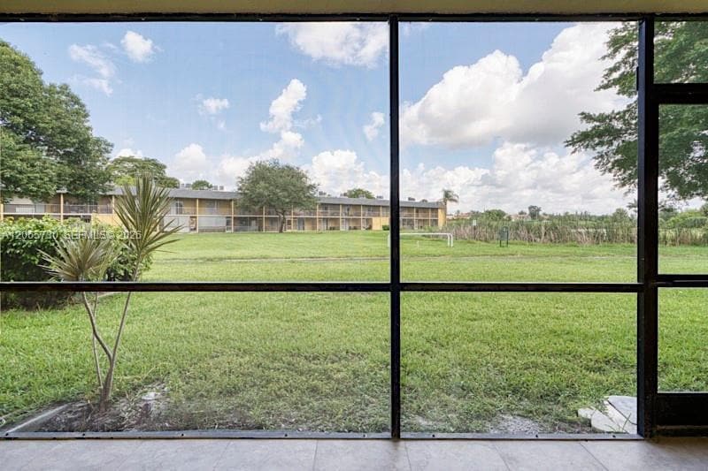 Building Photo - 1606 Meadows Cir W
