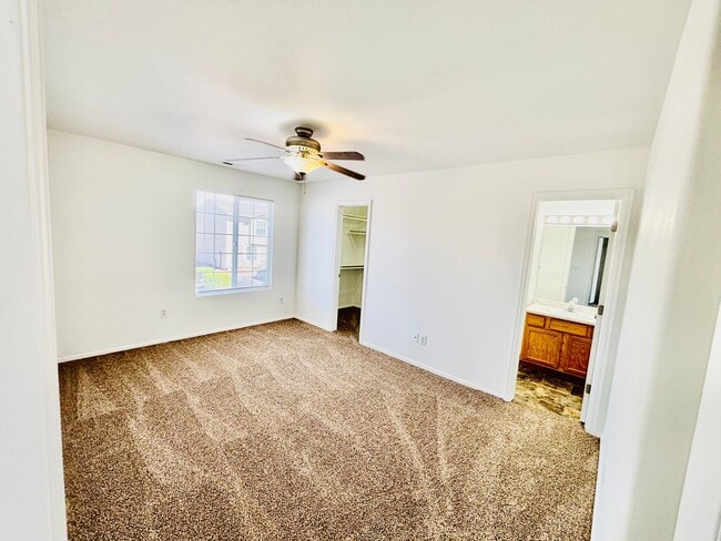 Building Photo - Upper 2 bed, 2 bath Condo on Leland for rent!
