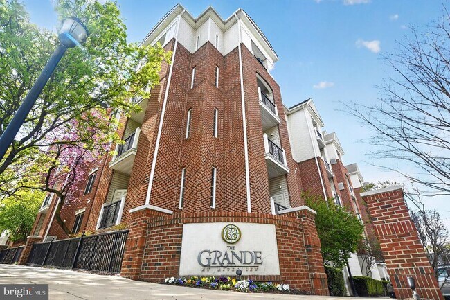 Building Photo - 300 W Elm St